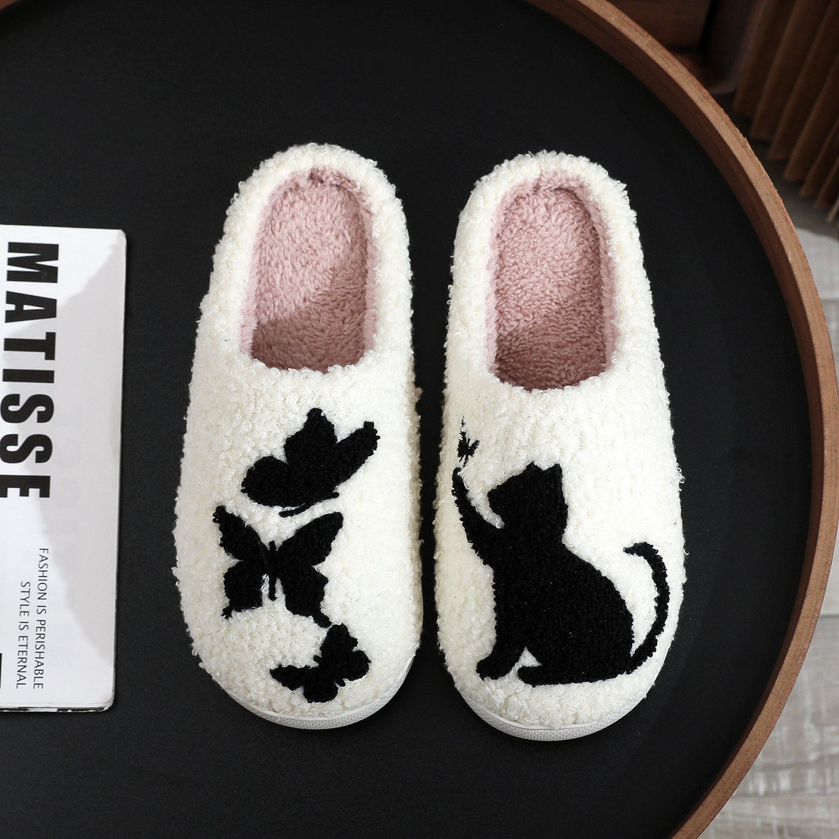 Chaussons moumoute crème à chat et papillons brodés Bochausson