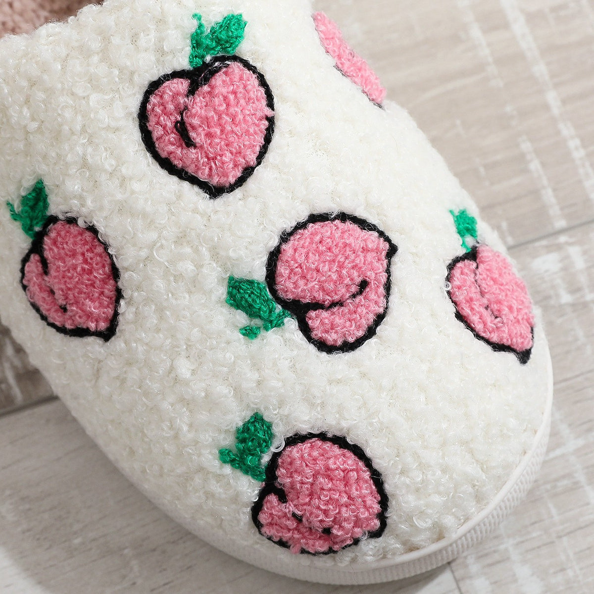 Chaussons moumoute crème à pêches roses brodées Bochausson