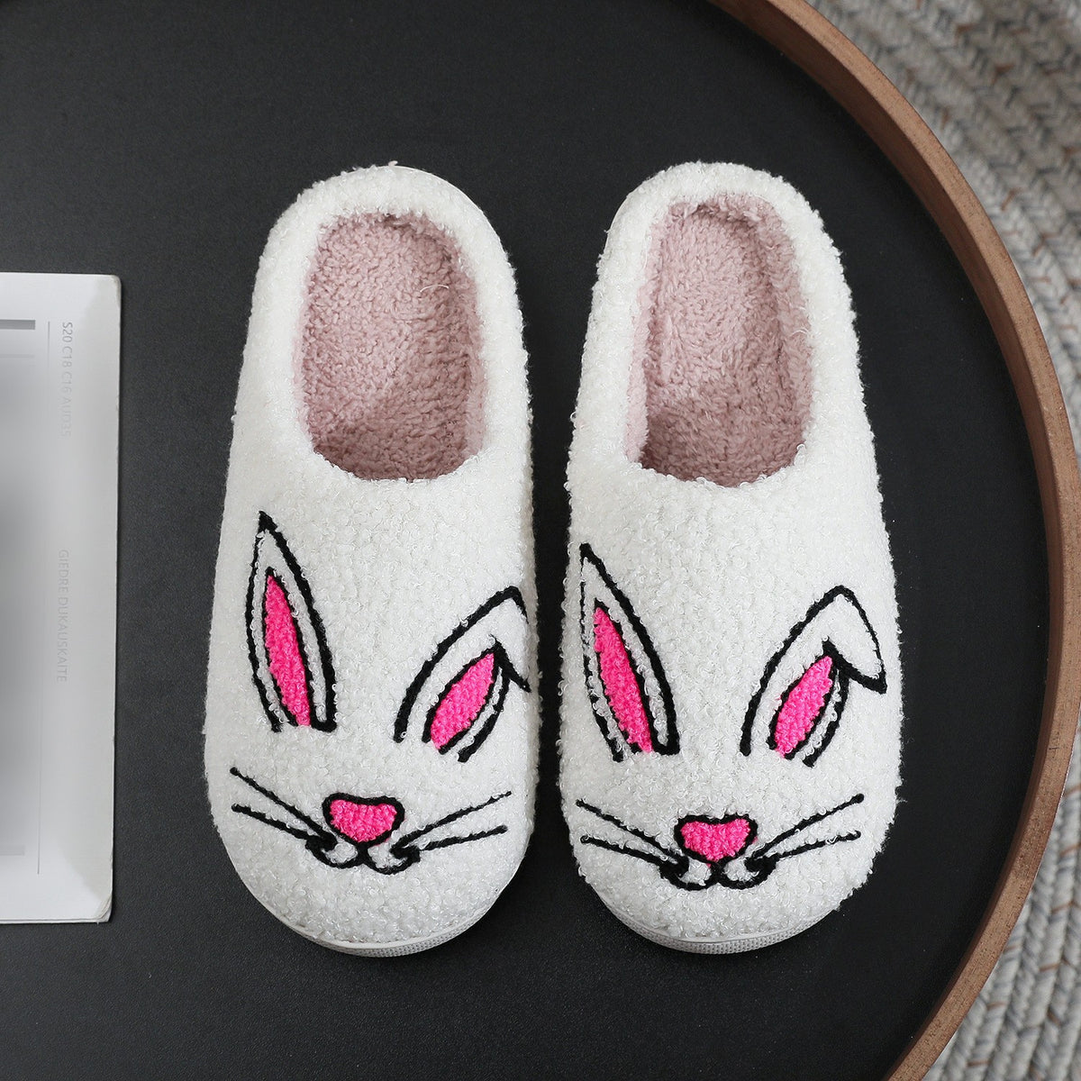 Chaussons moumoute crème à museau de lapin brodé Bochausson