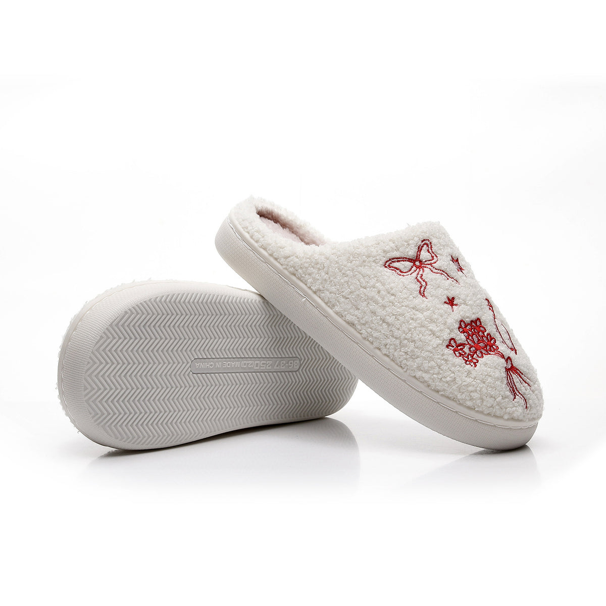 Chaussons moumoute crème à petits motifs brodés au fil rouge Bochausson