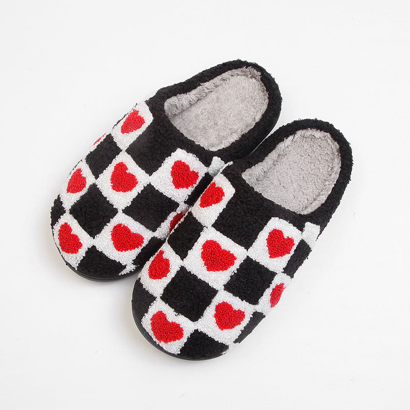 Chaussons moumoute à damier noir et blanc avec un cœur rouge dans chaque carreau Bochausson