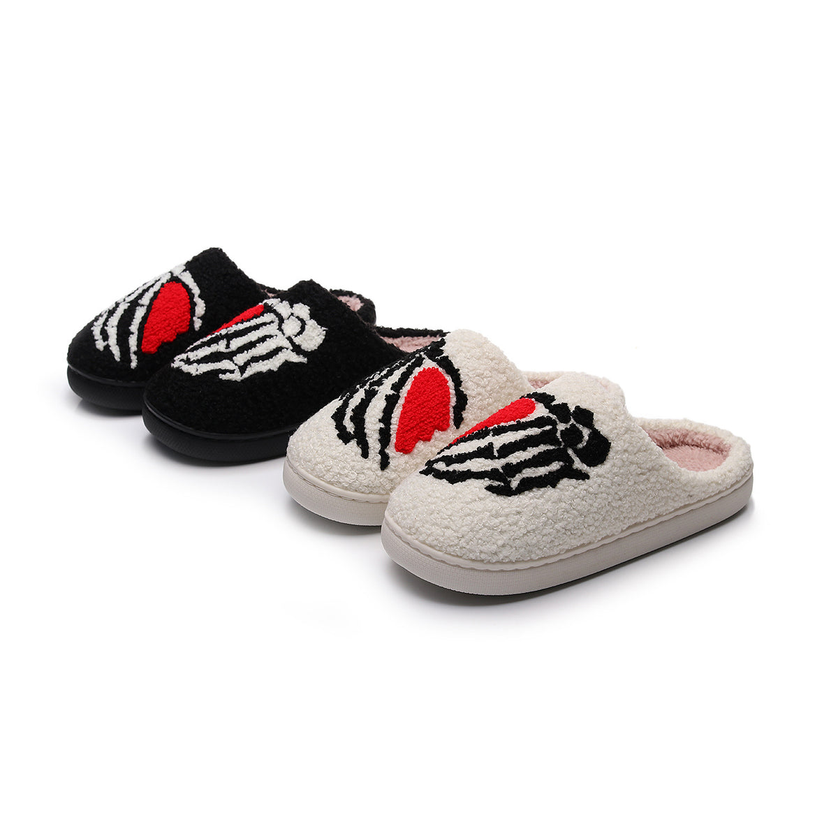 Chaussons moumoute noirs à mains de squelette et cœur rouge brodés Bochausson