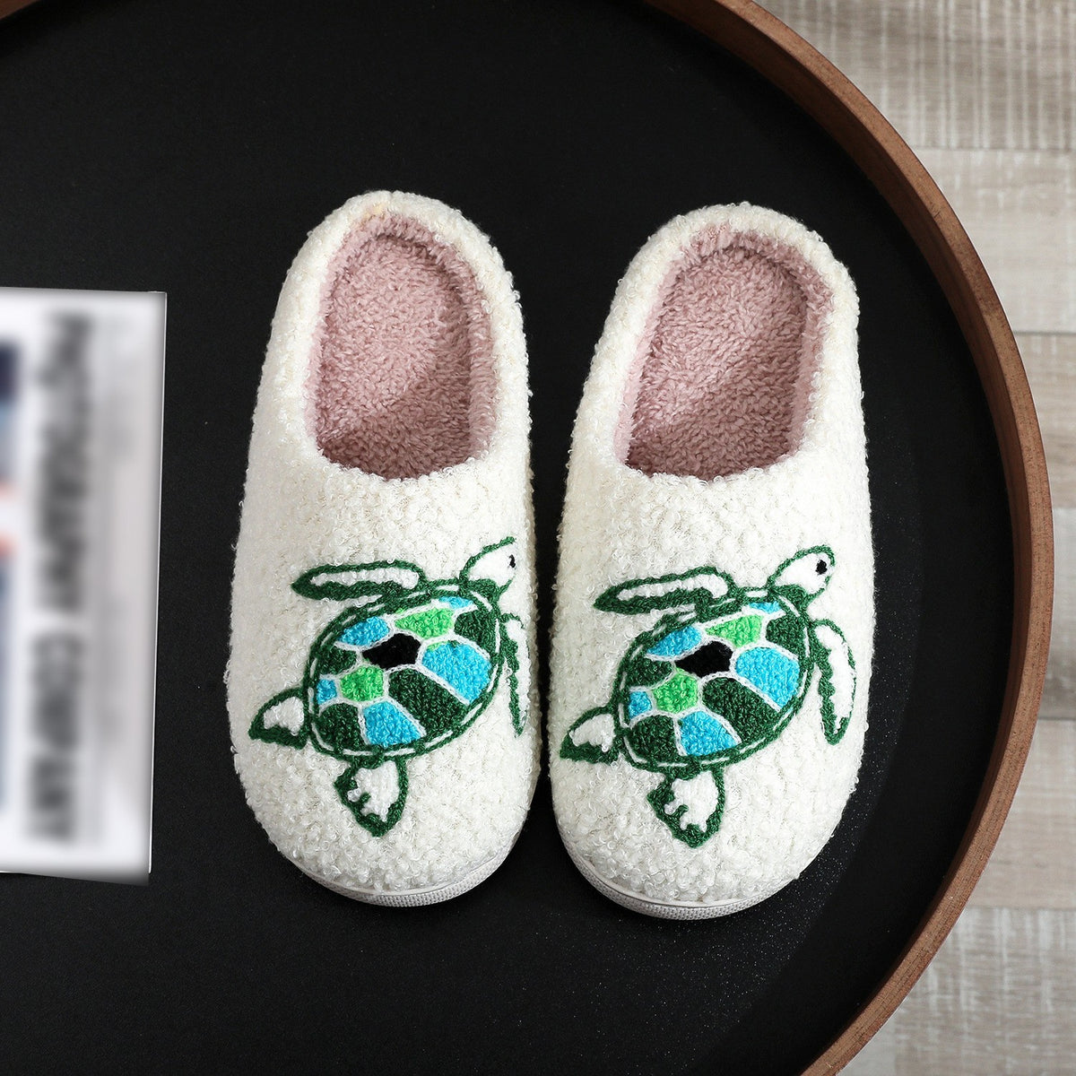 Chaussons moumoute crème à tortue marine brodée Bochausson