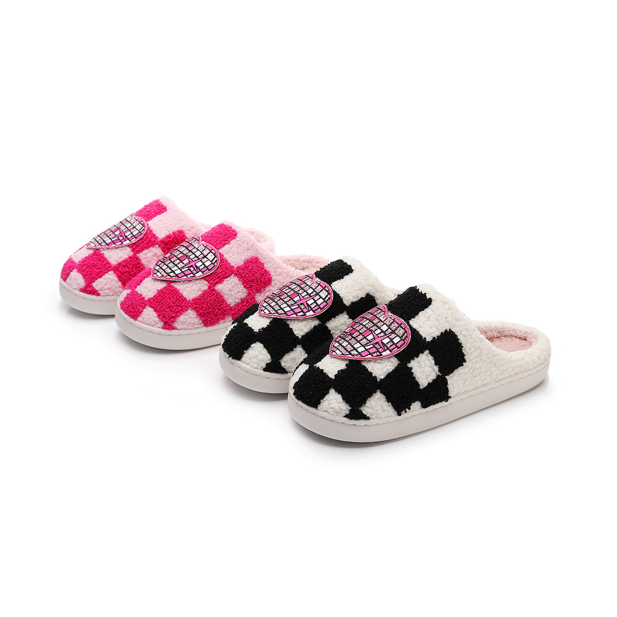 Chaussons moumoute à damier noir et blanc et cœur à facettes Bochausson