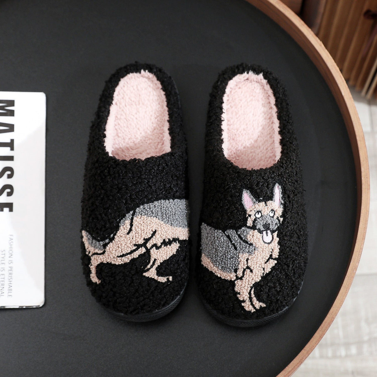 Chaussons moumoute noirs à berger allemand brodé Bochausson