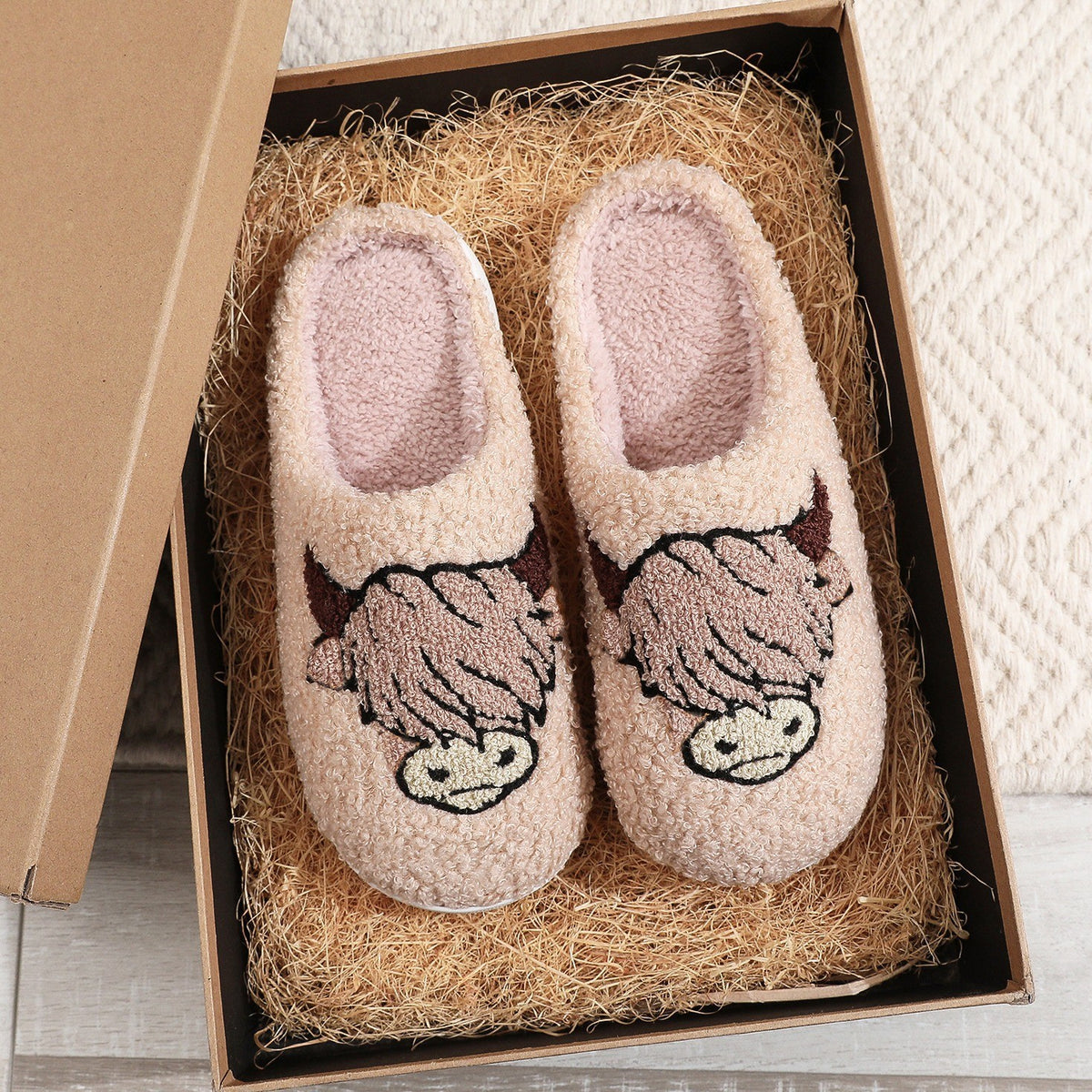 Chaussons moumoute crème à vache des Highlands brodée Bochausson