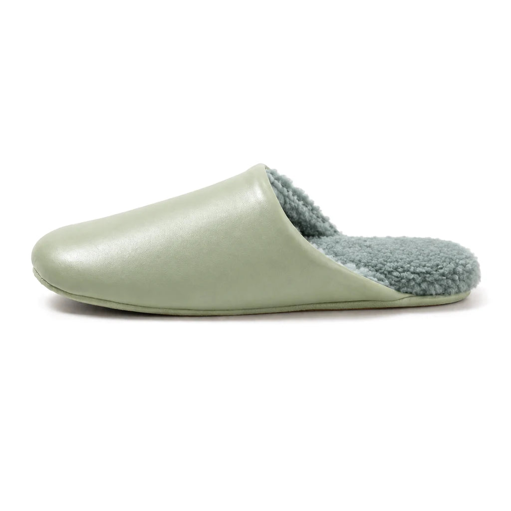Chaussons en Cuir Fourré en Laine ARAN Bochausson vue de profil coloris Vert d'eau