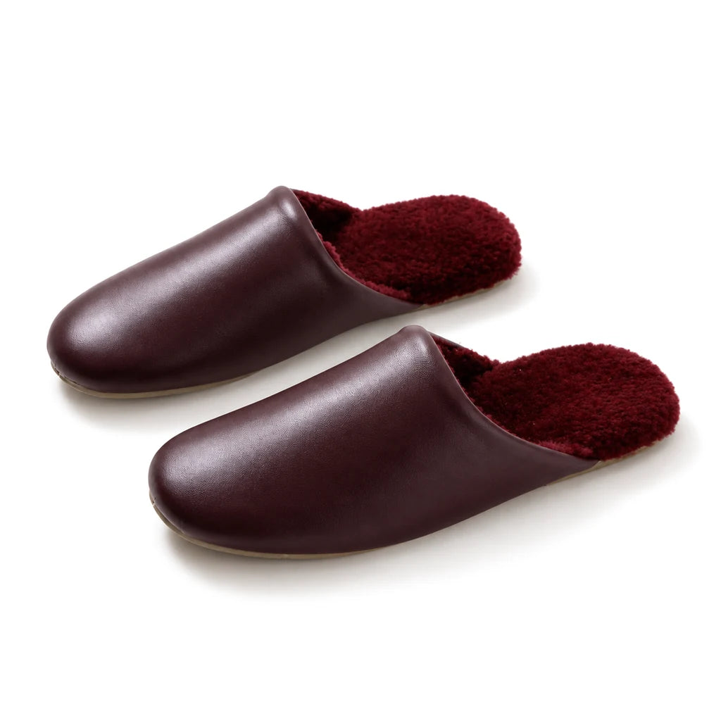 Chaussons en Cuir Fourré en Laine ARAN Bochausson vue trois-quarts de la paire coloris Bordeaux