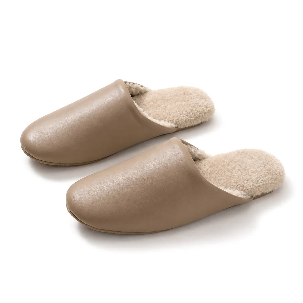 Chaussons en Cuir Fourré en Laine ARAN Bochausson vue trois-quarts de la paire