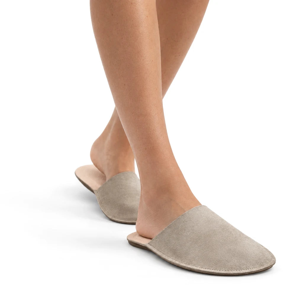 Chaussons en Cuir Retourné pour Femme OMBRIE Bochausson porté aux pieds, coloris Taupe