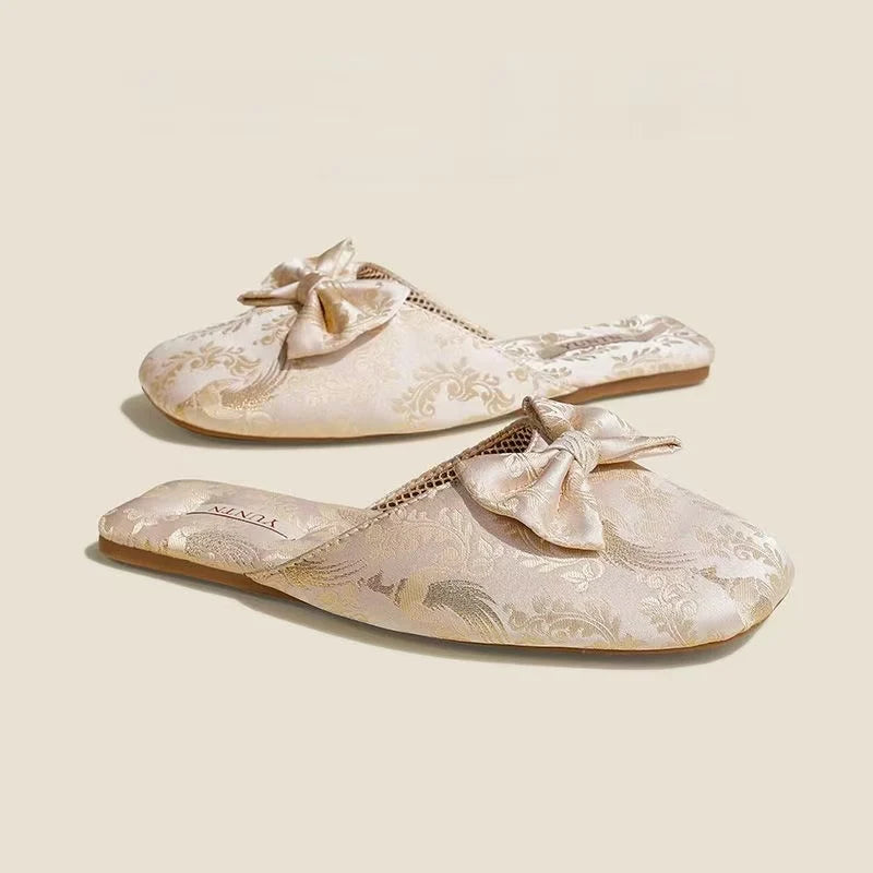 Chaussons femme mules à noeud Bochausson mise en scene