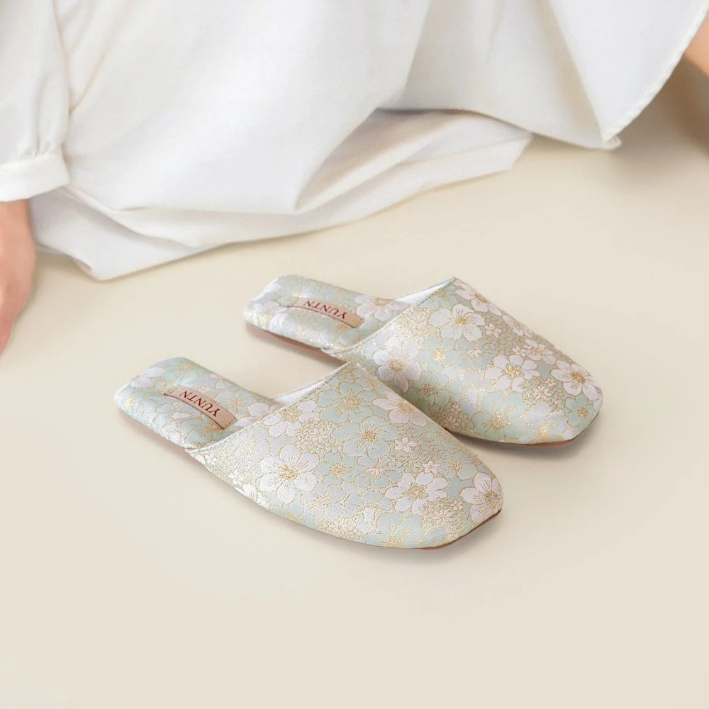 Chaussons femme mules fleuries Bochausson vue de cote