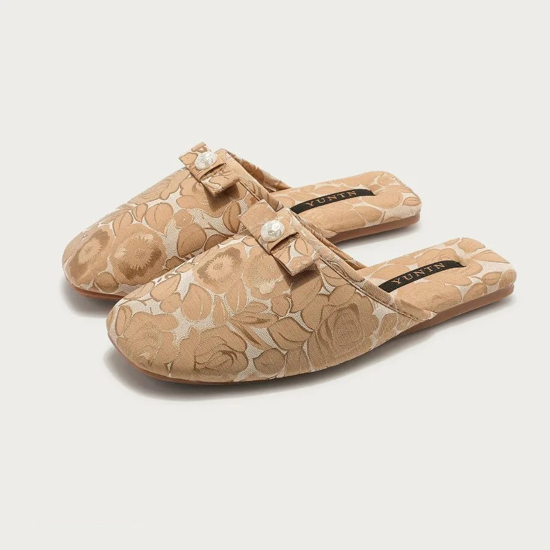 Chaussons femme mules perle et noeud Bochausson mise en scene