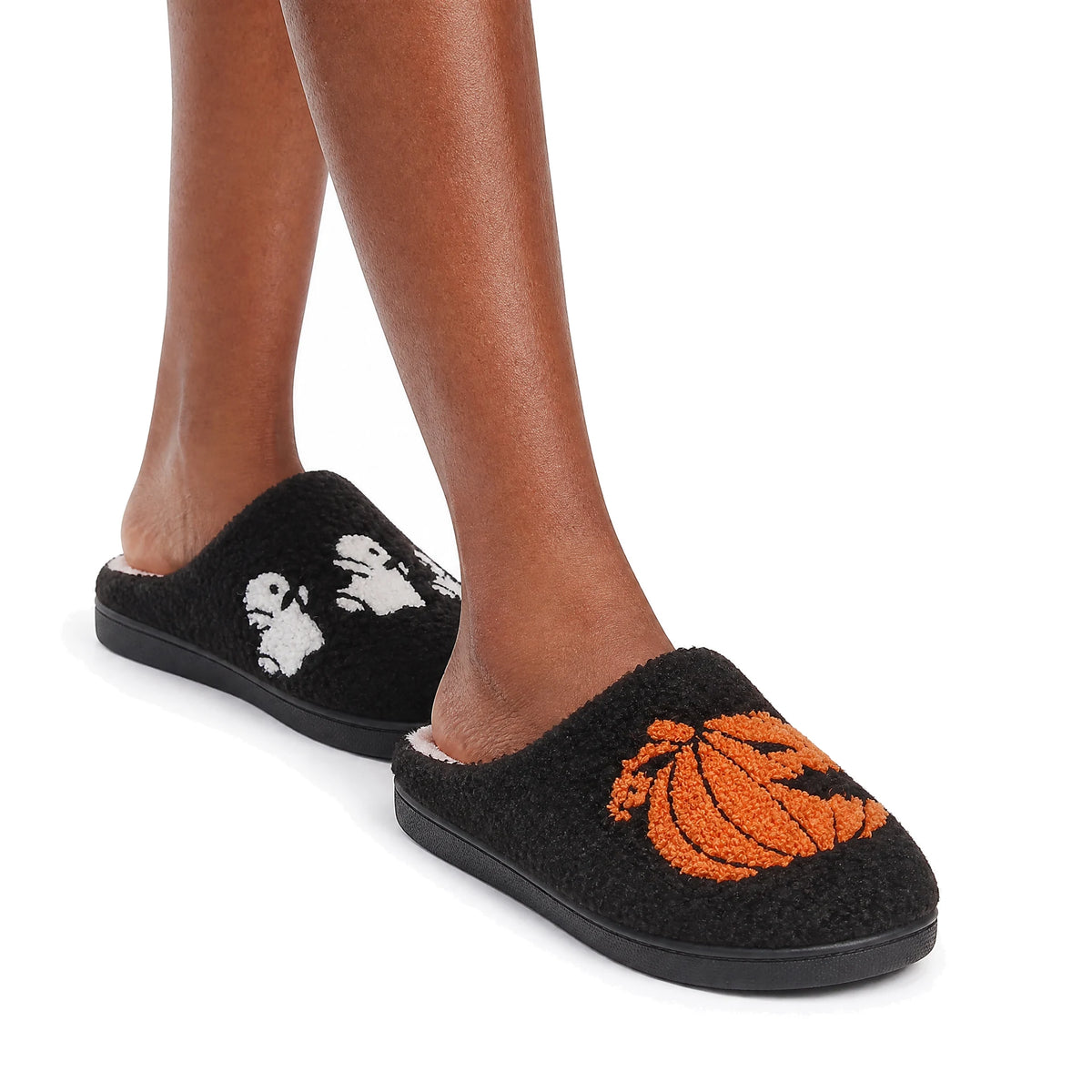 Chaussons Halloween Citrouille Bochausson porté aux pieds, femme