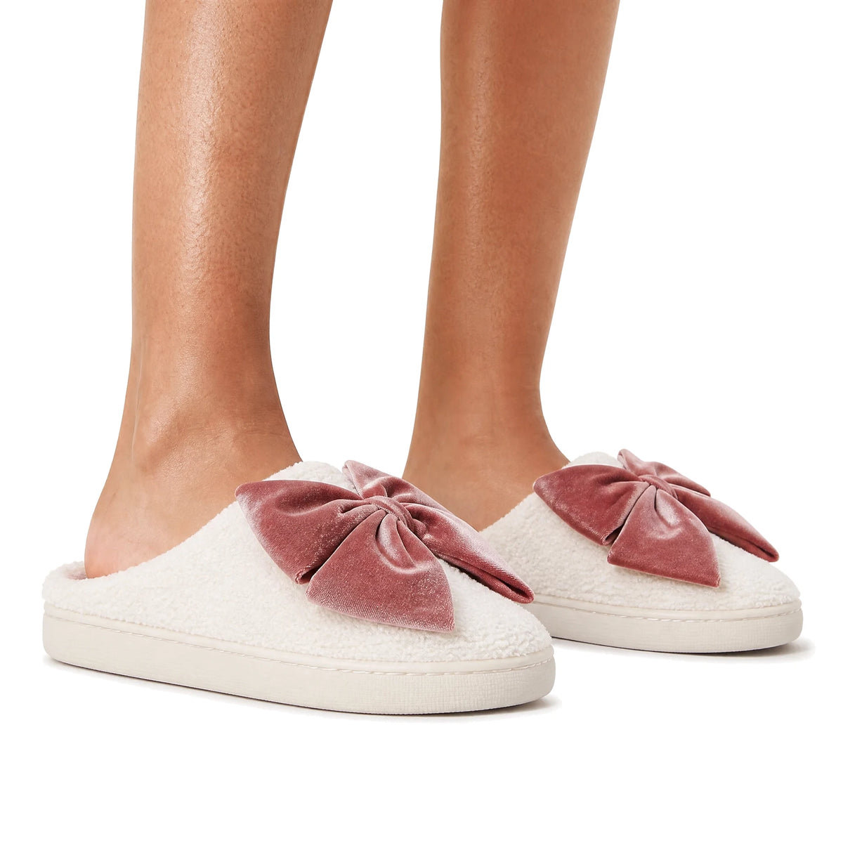 Chaussons Moumoute à Nœud Velours Bochausson porté aux pieds, femme