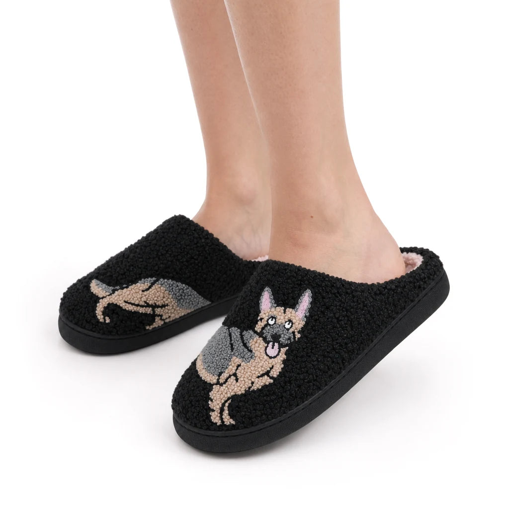 Chaussons Moumoute Berger Allemand Bochausson porté aux pieds, femme