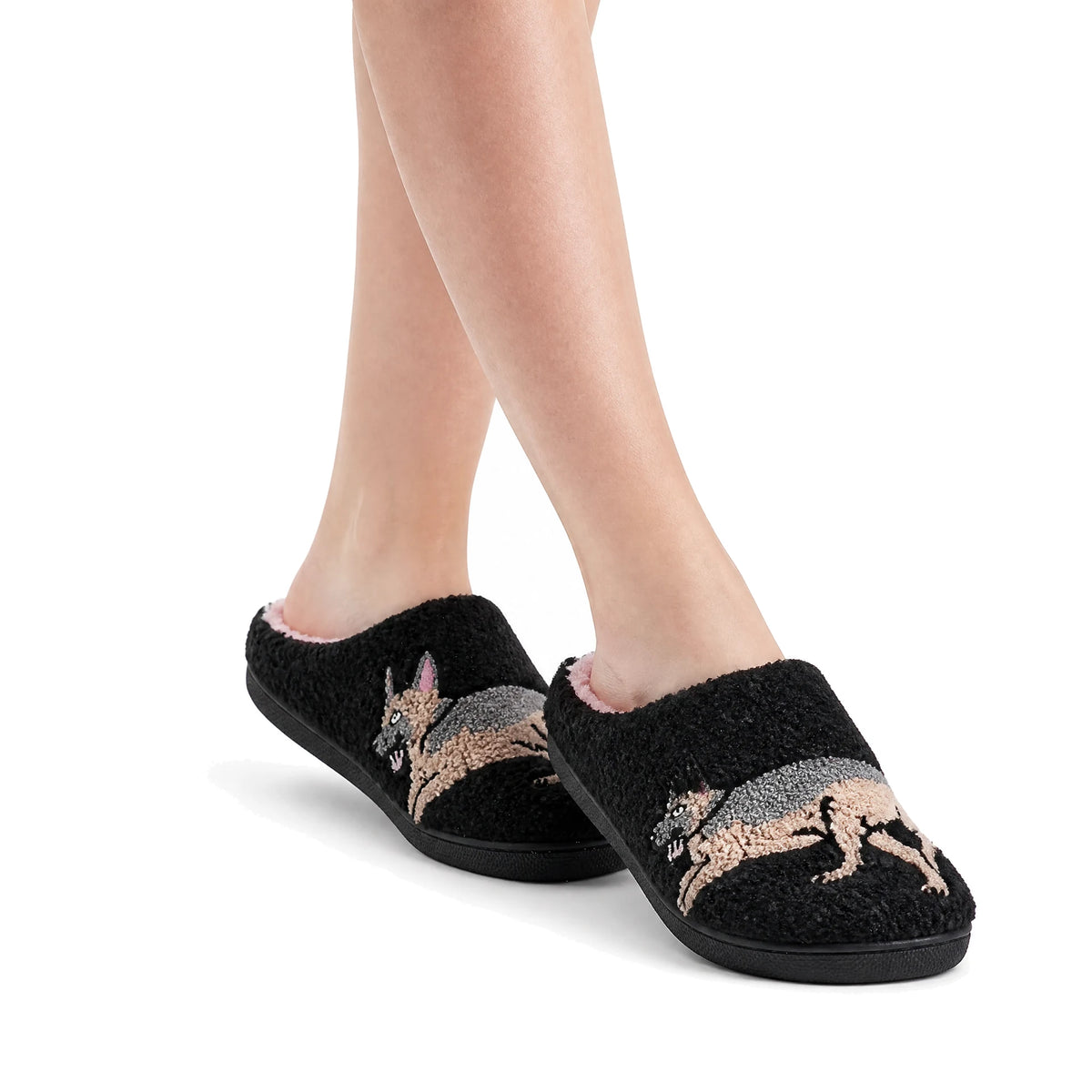 Chaussons Moumoute Berger Allemand Bochausson porté aux pieds, femme