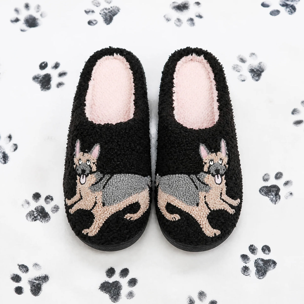 Chaussons Moumoute Berger Allemand Bochausson mise en scène