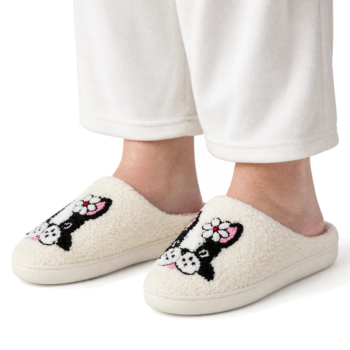 Chaussons Moumoute Bouledogue Bochausson porté aux pieds, femme