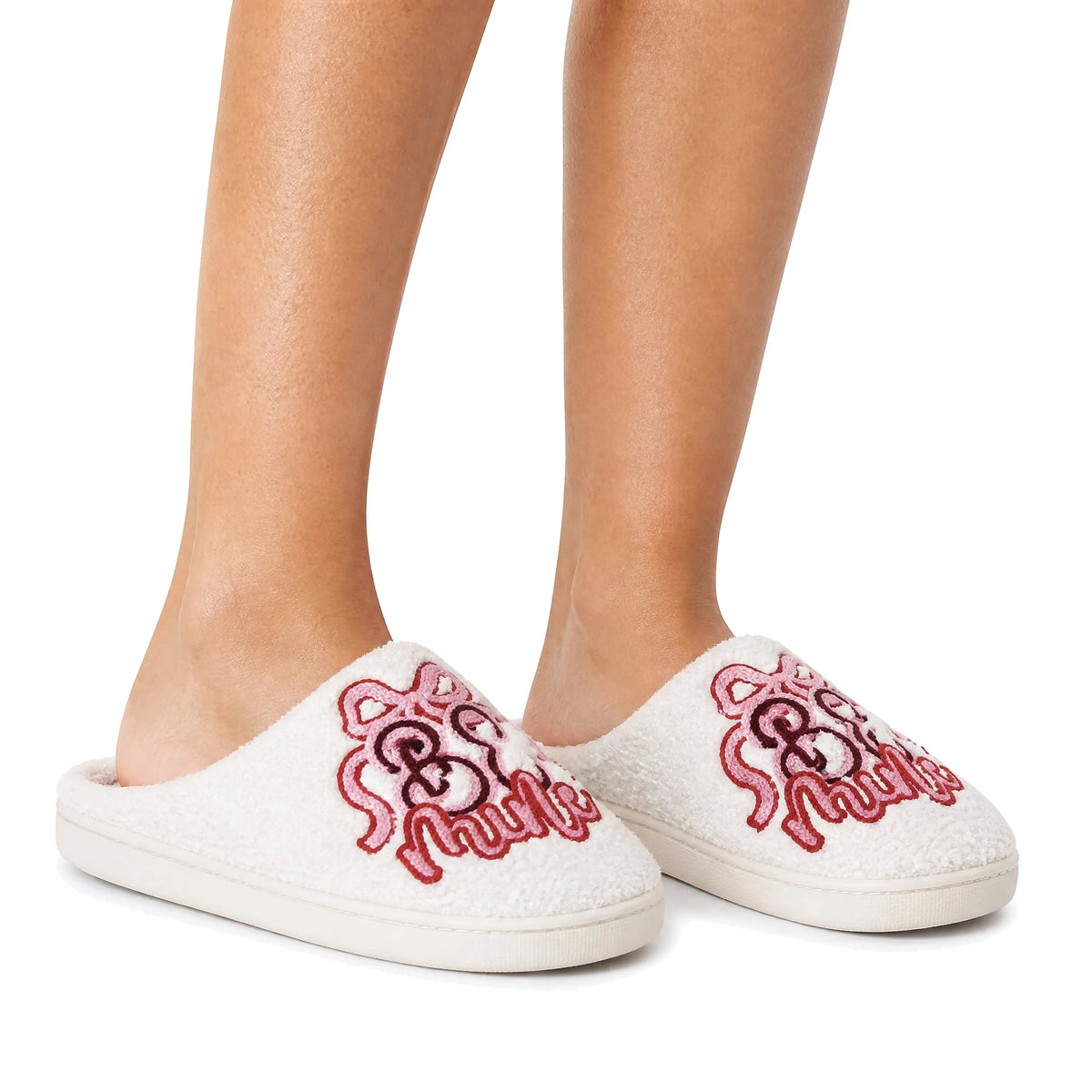 Chaussons Moumoute Brodés Cœur Bochausson porté aux pieds, femme