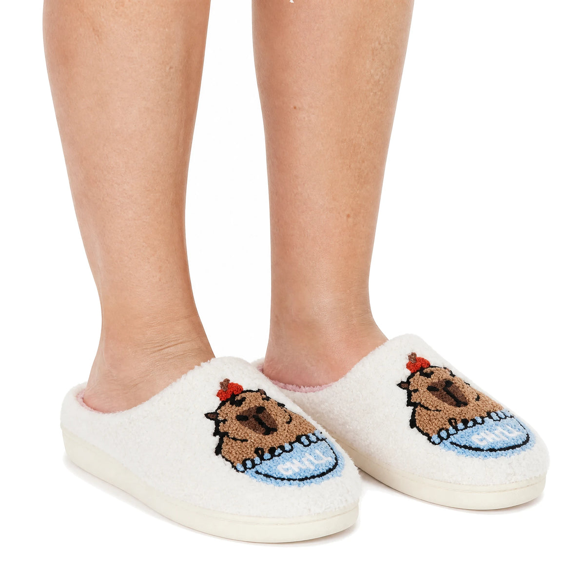 Chaussons Moumoute Capybara Bochausson porté aux pieds, femme