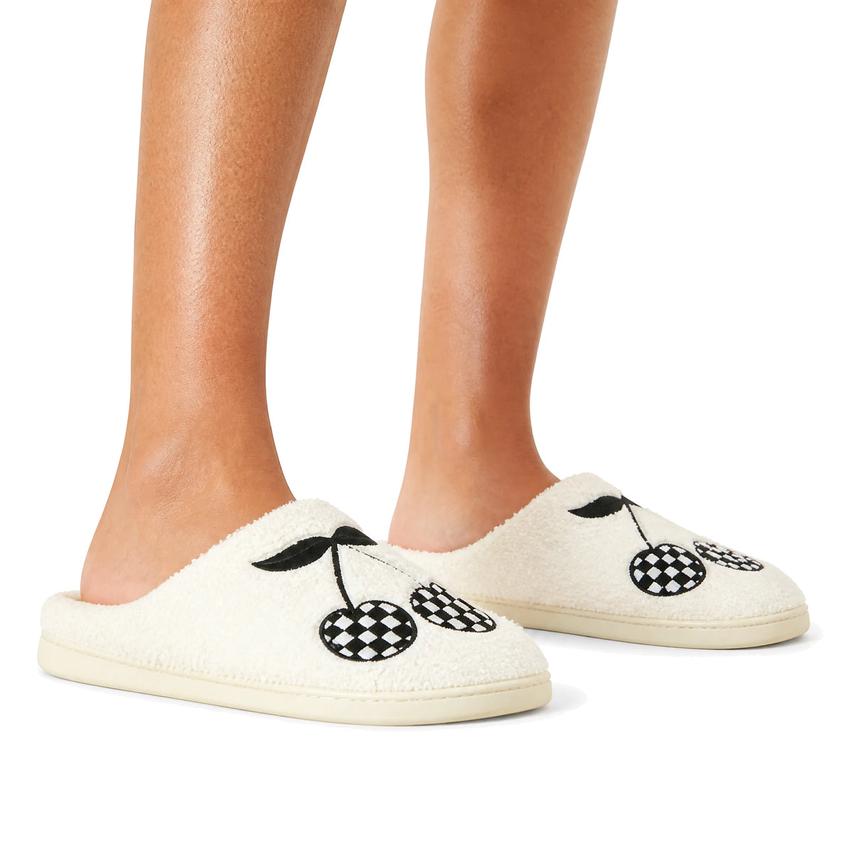 Chaussons Moumoute Cerises à Damier Bochausson porté aux pieds, femme