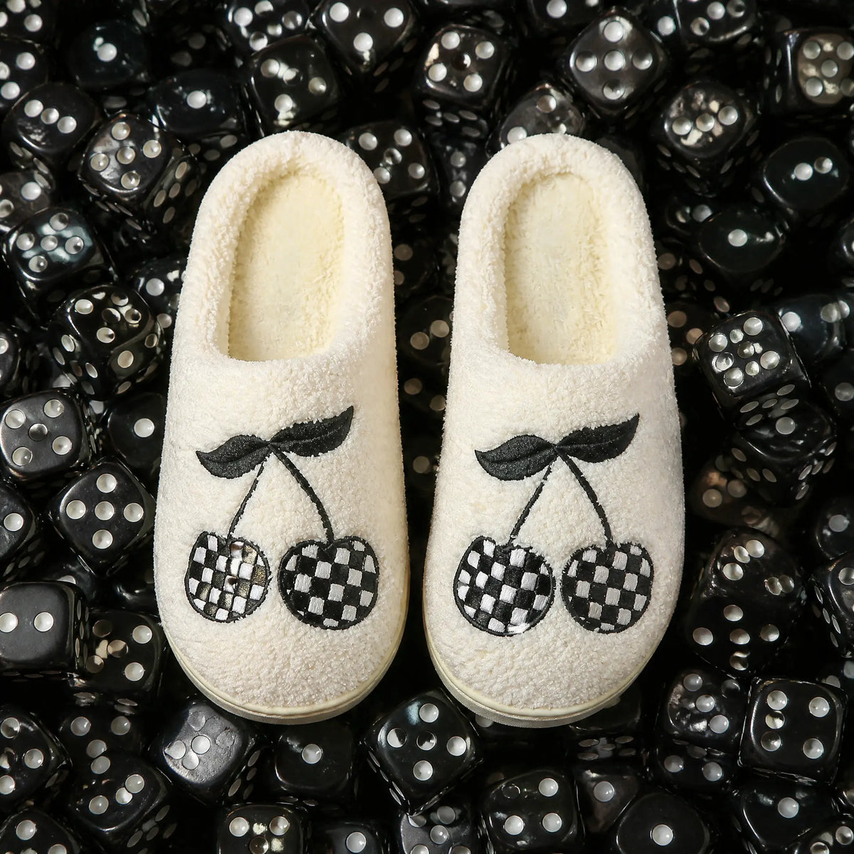 Chaussons Moumoute Cerises à Damier Bochausson mise en scène