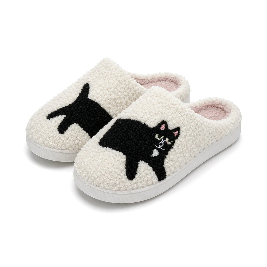 Chaussons Moumoute Chat Noir Bochausson vue trois-quarts de la paire