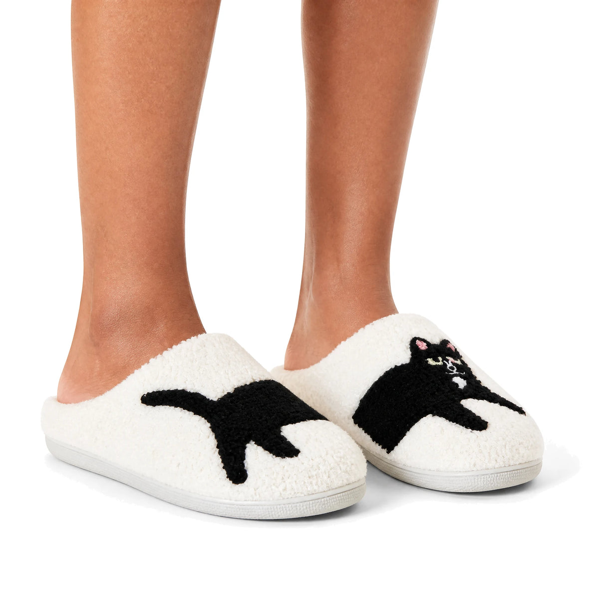 Chaussons Moumoute Chat Noir Bochausson porté aux pieds, femme