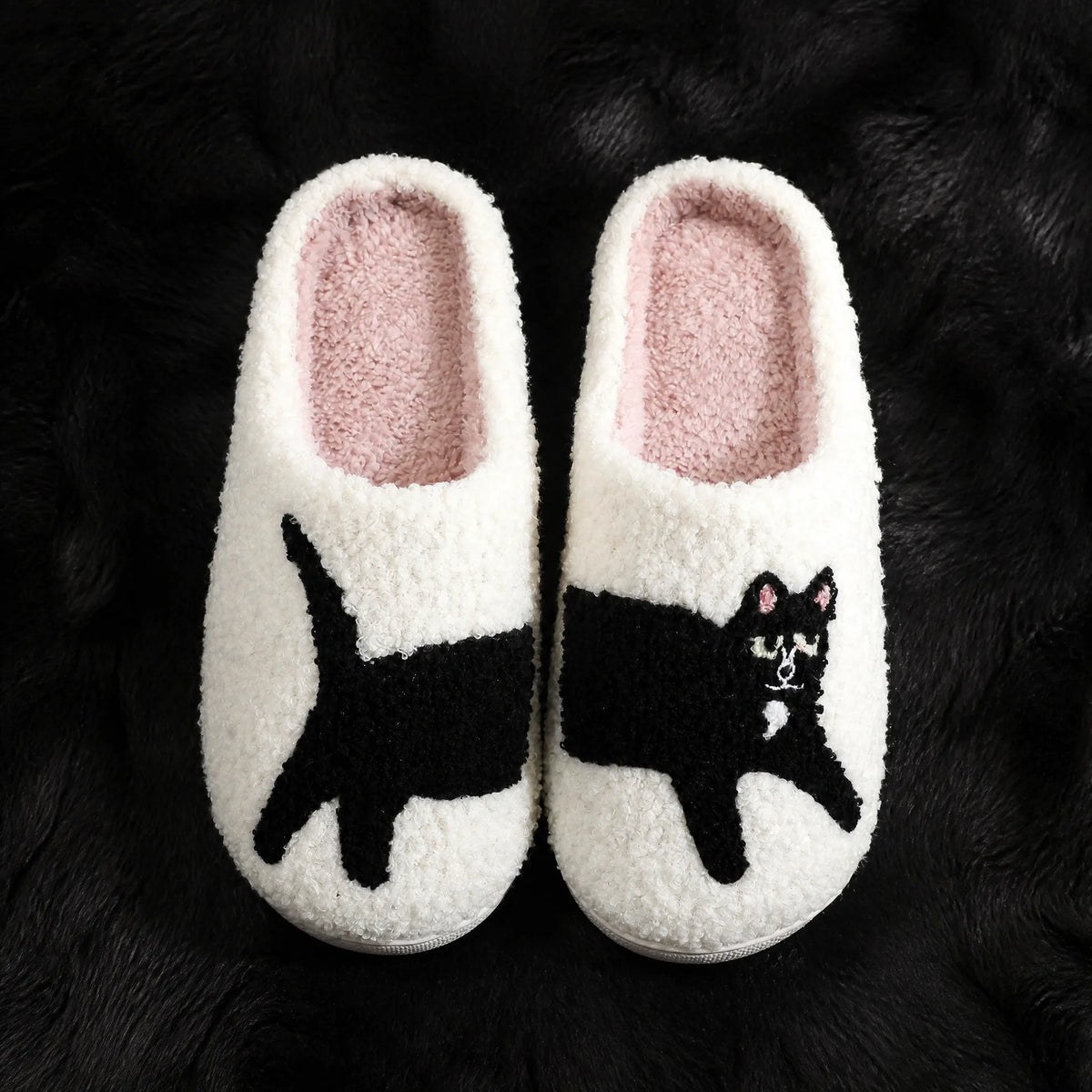 Chaussons Moumoute Chat Noir Bochausson mise en scène