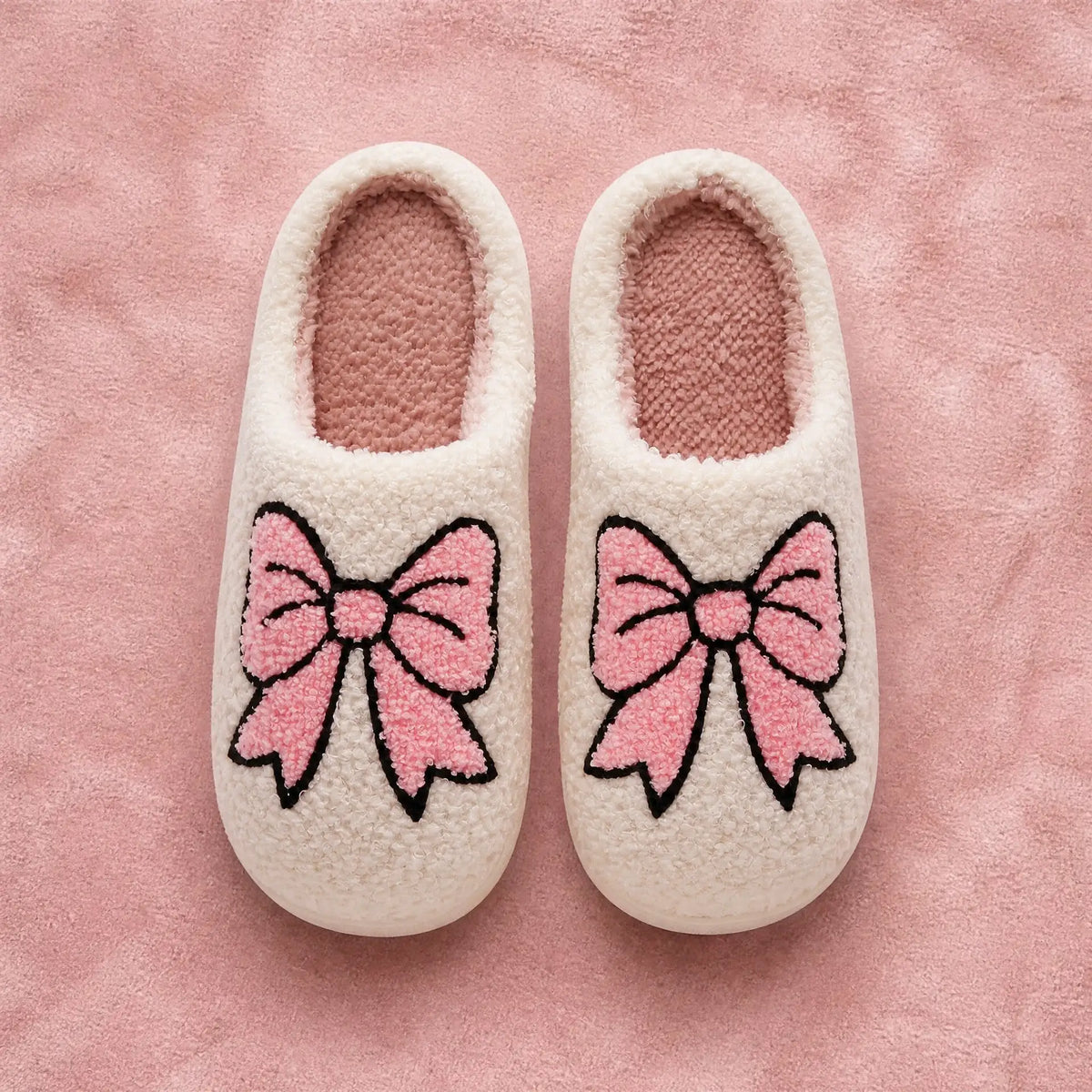 Chaussons Moumoute Grand Nœud Rose Bochausson mise en scène