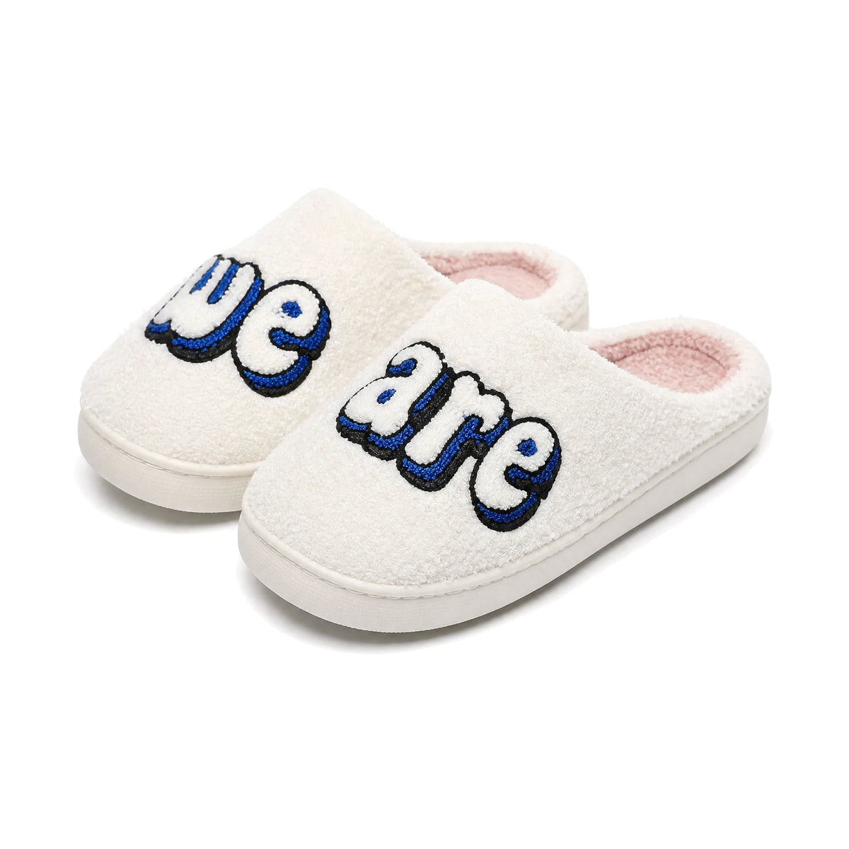 Chaussons moumoute crème à lettrage we are brodé en relief, doublure rose Bochausson