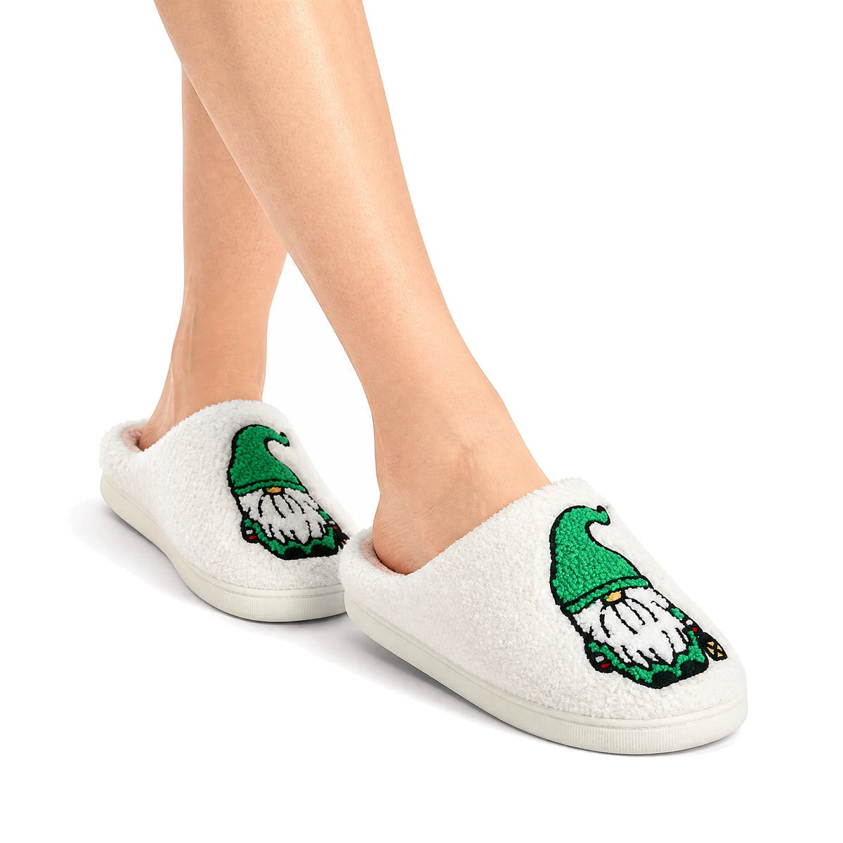 Chaussons Moumoute Lutin de Noël Vert Bochausson porté aux pieds, femme