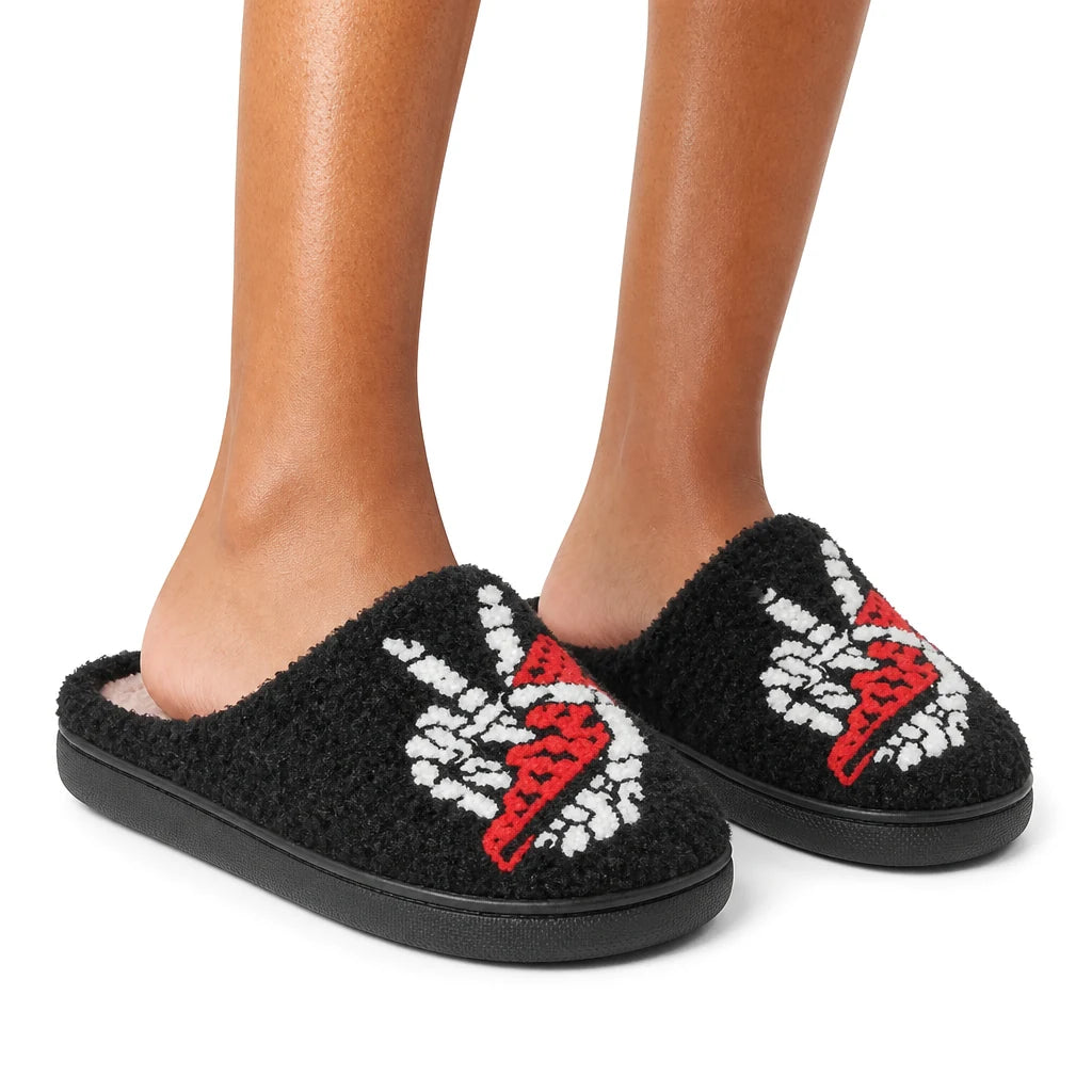 Chaussons Moumoute Main Squelette Bochausson porté aux pieds, femme