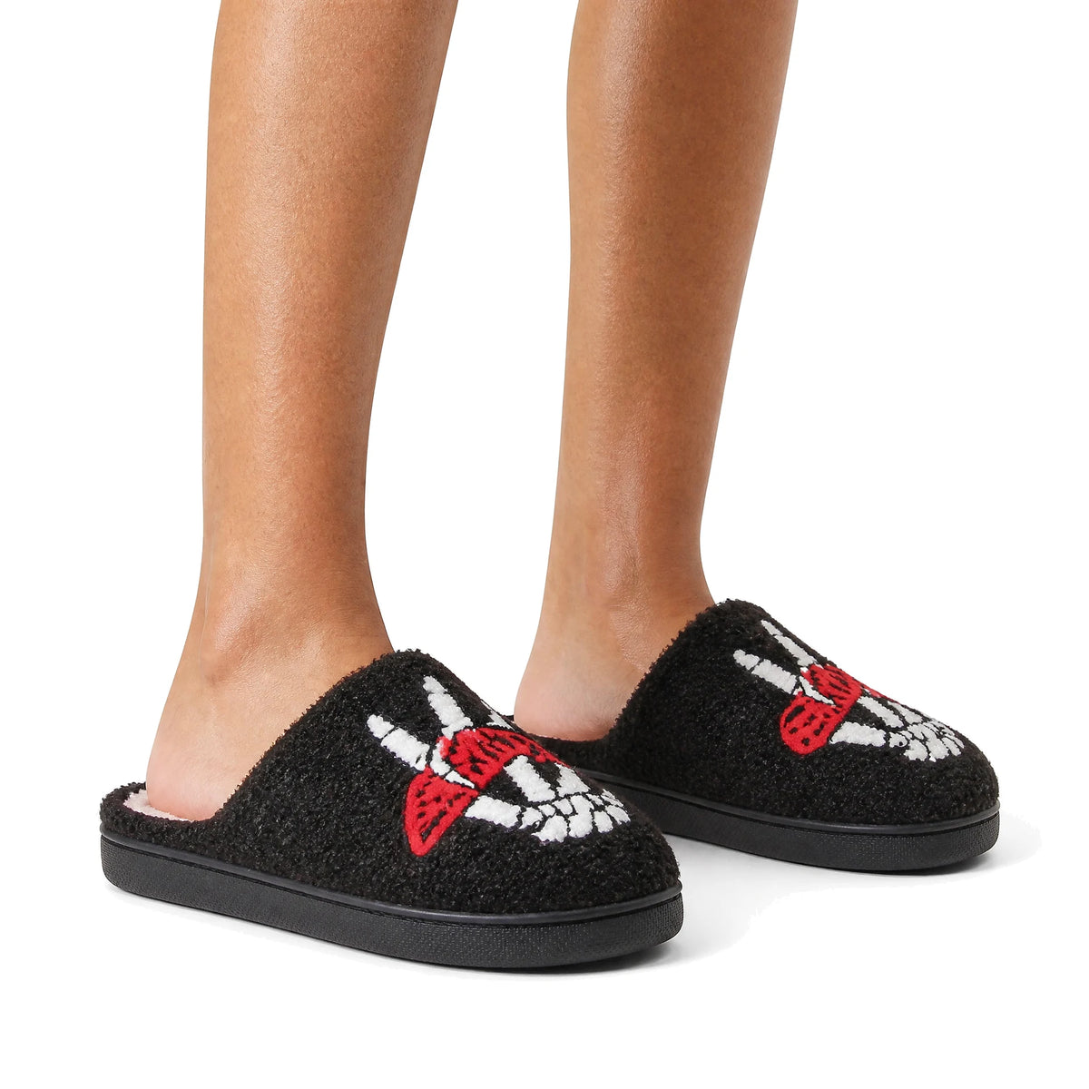 Chaussons Moumoute Main Squelette Bochausson porté aux pieds, femme