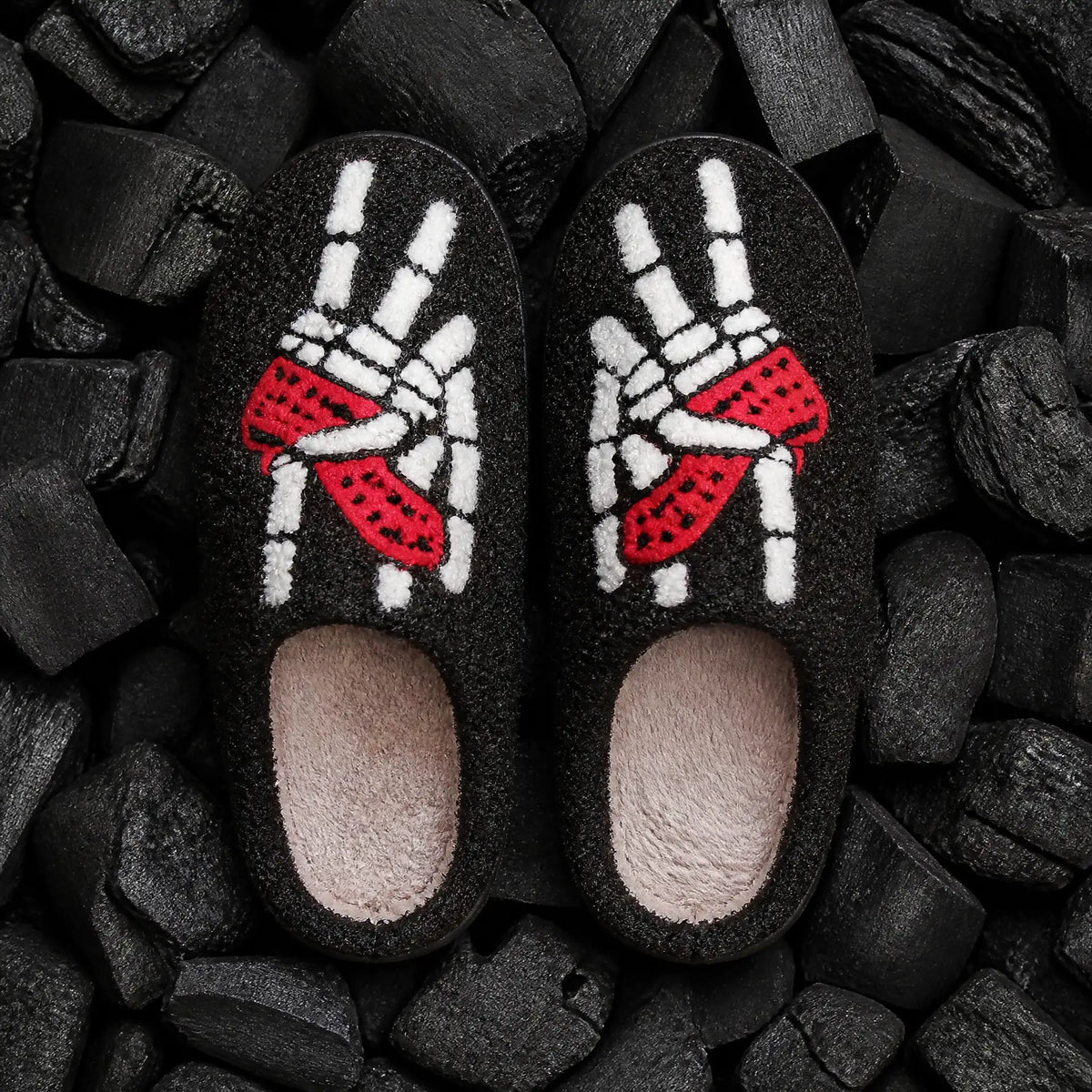 Chaussons Moumoute Main Squelette Bochausson mise en scène