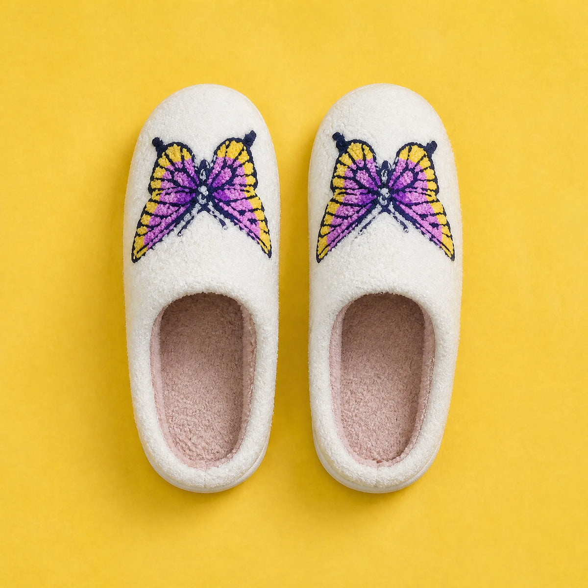 Chaussons Moumoute Papillon Violet Bochausson mise en scène