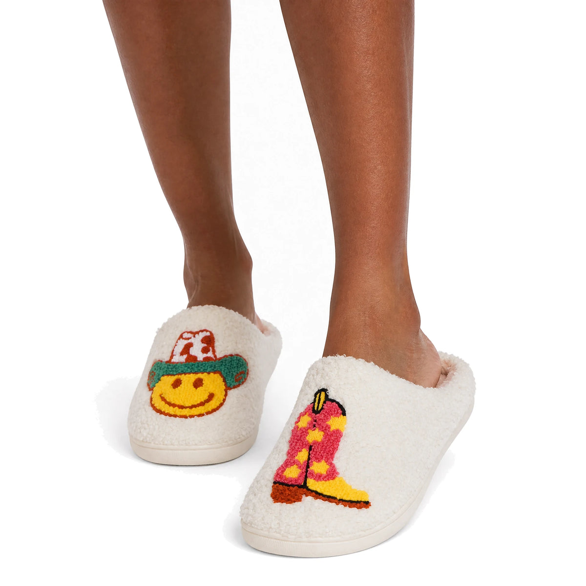 Chaussons Moumoute Smiley et Botte Bochausson porté aux pieds, femme