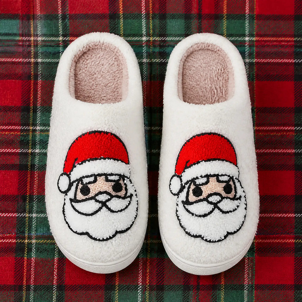 Chaussons Moumoute Tête de Père Noël Bochausson mise en scène
