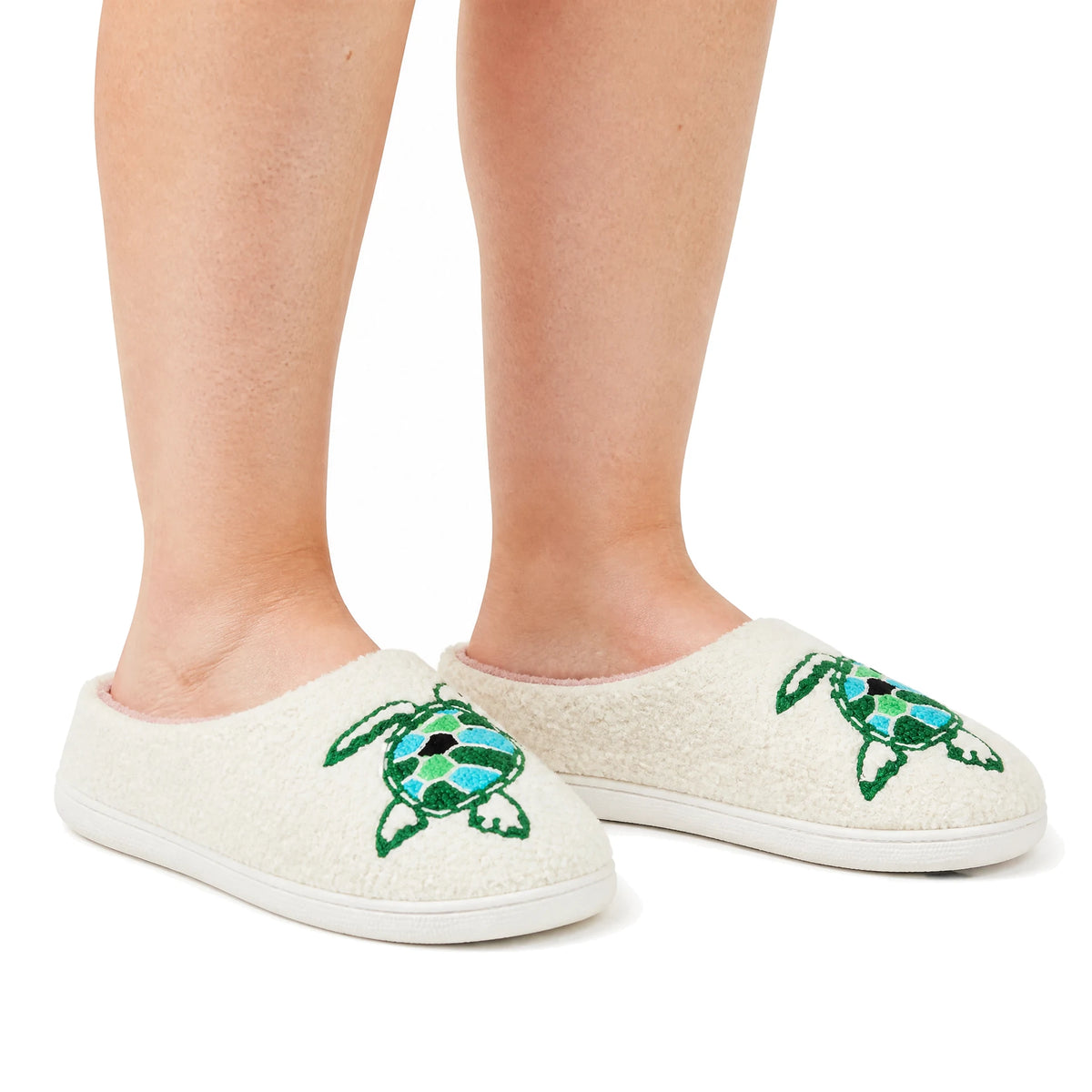 Chaussons Moumoute Tortue Marine Bochausson porté aux pieds, femme