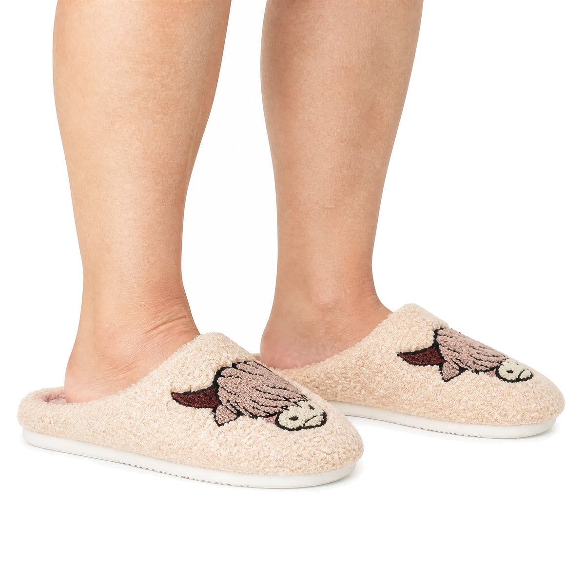 Chaussons Moumoute Vache Highland Bochausson porté aux pieds, femme