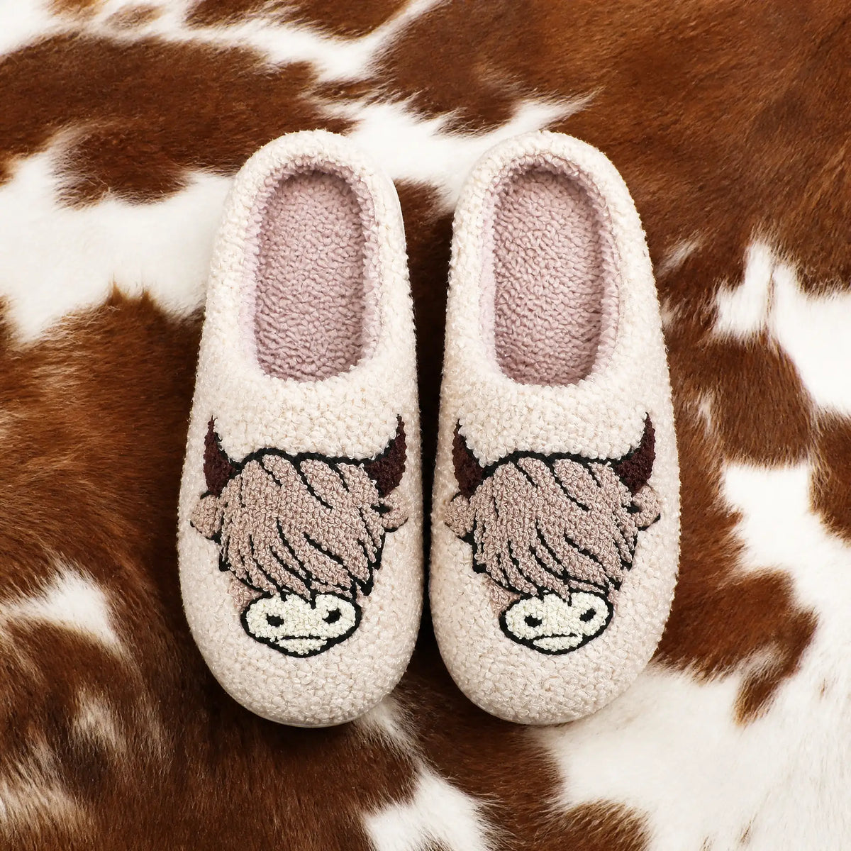 Chaussons Moumoute Vache Highland Bochausson mise en scène