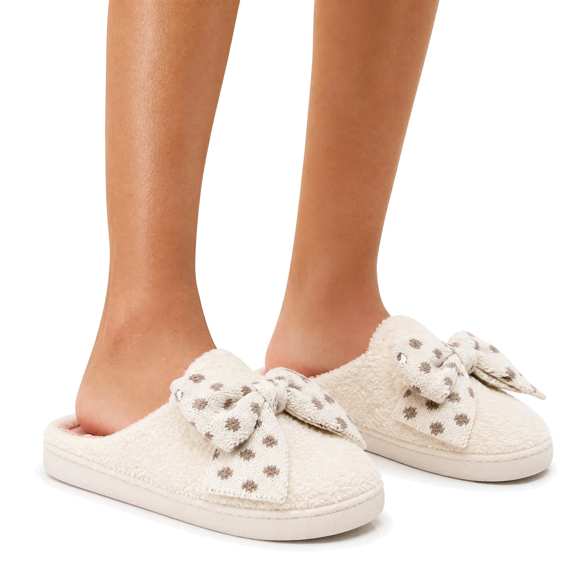 Chaussons Moumoute Gros Nœud à Pois Bochausson porté aux pieds, femme