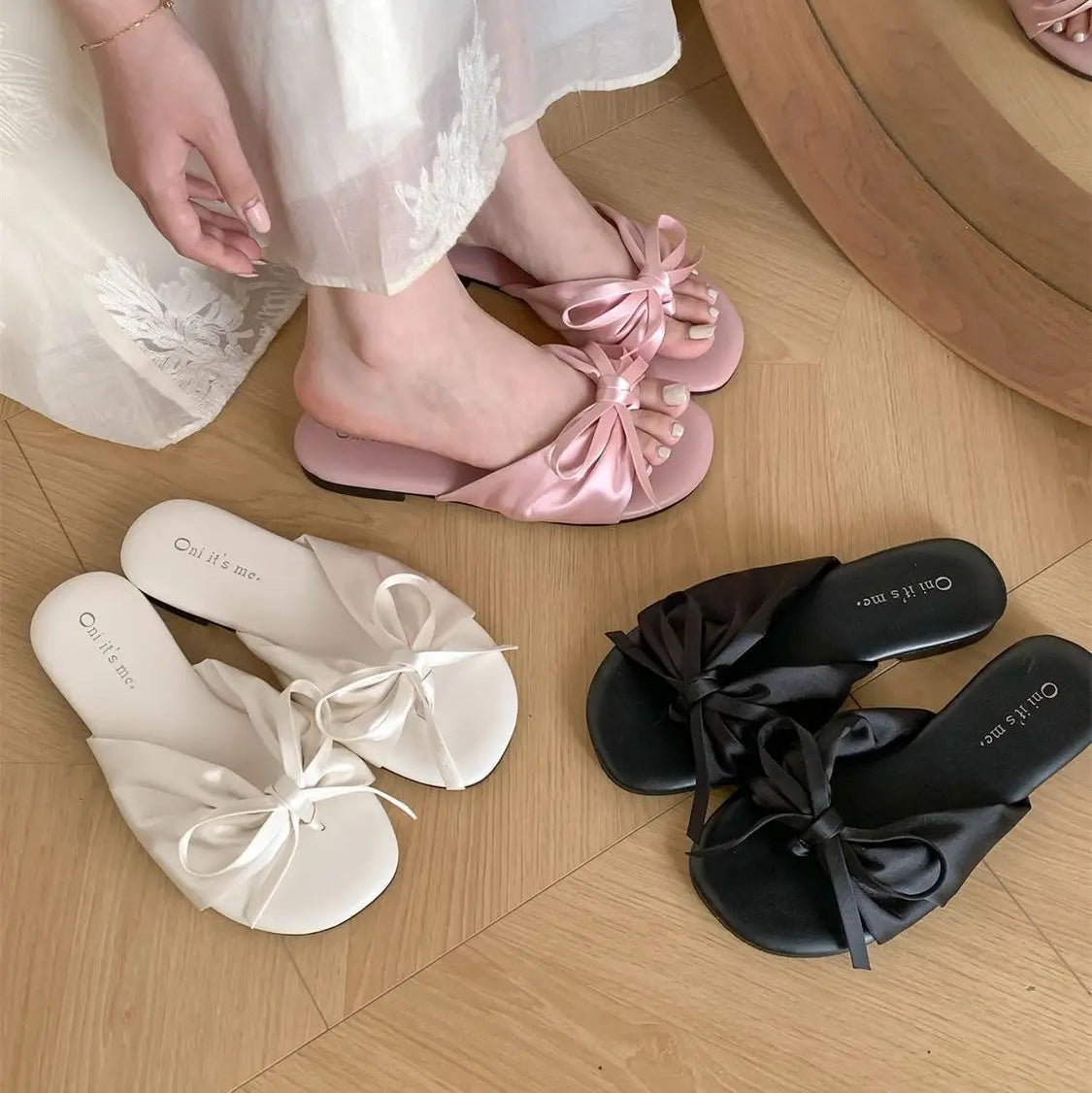 Chaussons tongs en satin pour femme Bochausson vue de profil
